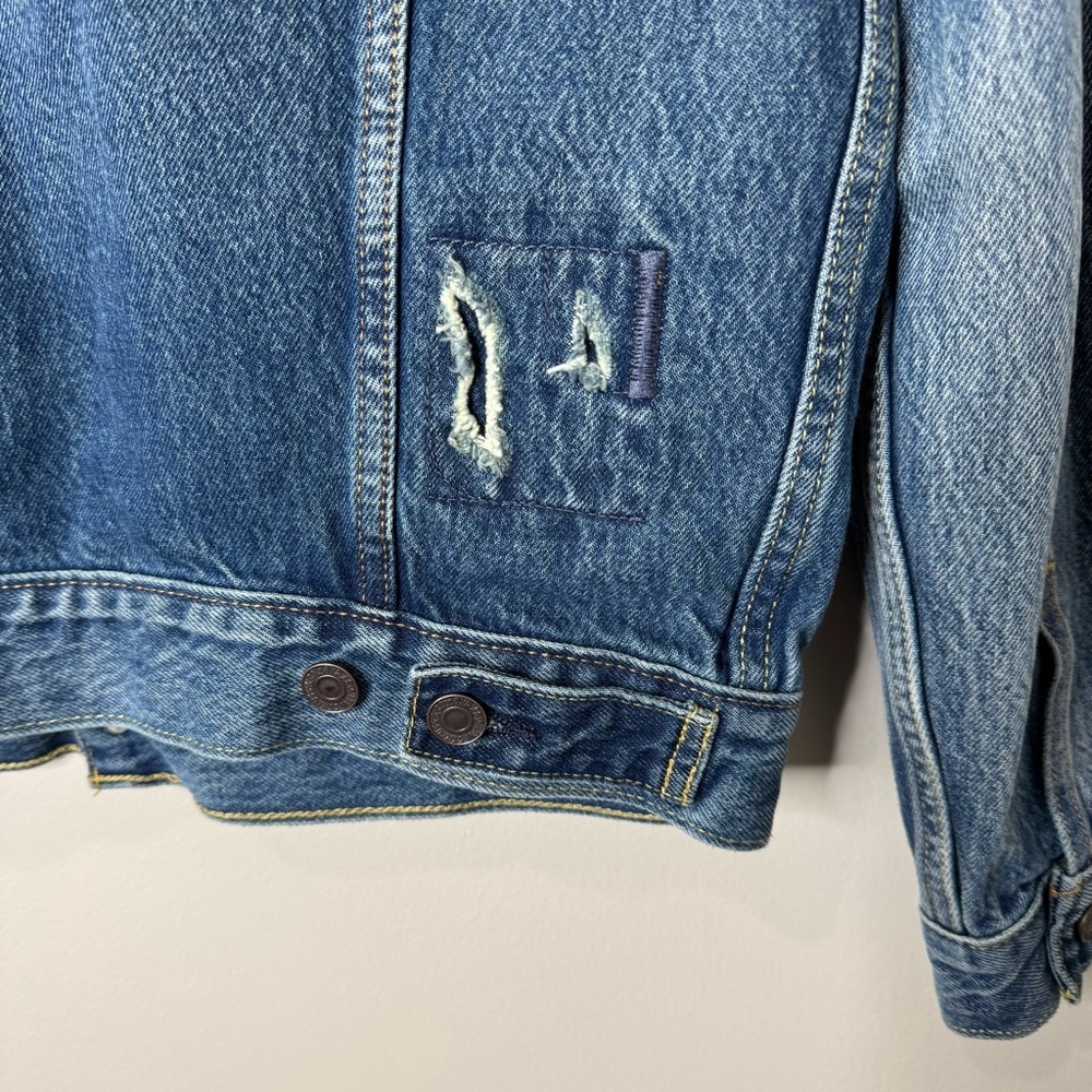 Levi’s Distressed Peace Sign Embroidered Oversized Denim Jean Trucker Jacket - Picture 11 of 11